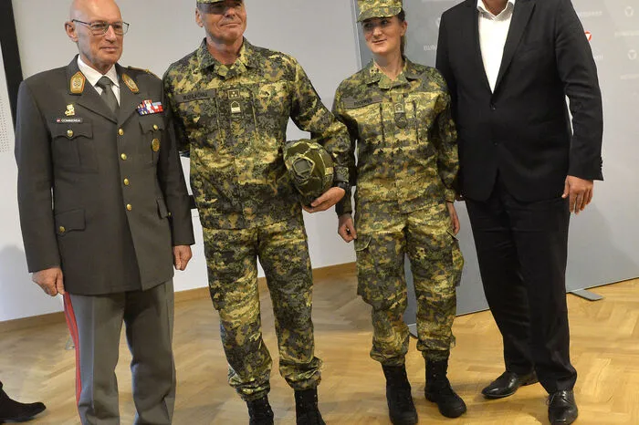 Der derzeitige Kampfanzug wird seit gut 15 Jahren verwendet, mit den neuen Uniformen sollen die Soldaten sukzessive ab kommendem Jahr ausgestattet werden.