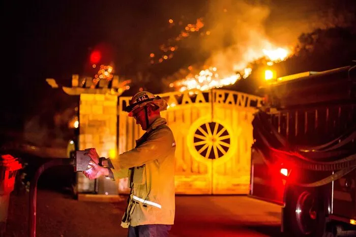 Mehr als 150 Gebäude wurden demnach bereits zerstört. Mindestens ein Mensch kam durch die Feuer ums Leben.