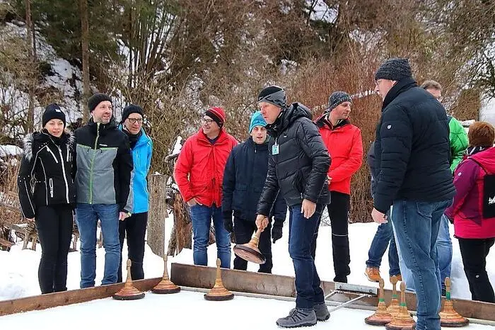Bei 31 teilnehmenden Moarschaften zu je vier Mann beziehungsweise Frauen nahm rund die Hälfte der Bevölkerung des Bergdorfes den Stock aus Birnenholz in die Hand. Bei prächtigen Natureis-Verhältnissen lieferten sich Jung und Alt, Frauen und Männer spannende Duelle, die oftmals erst im letzten Schuss entschieden wurden.
