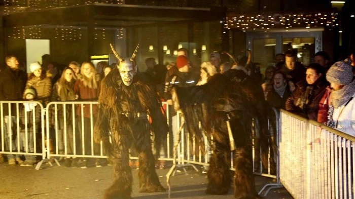 Am vierten Adventsamstag zogen schaurig-schöne Masken rund um den Thermenvorplatz.