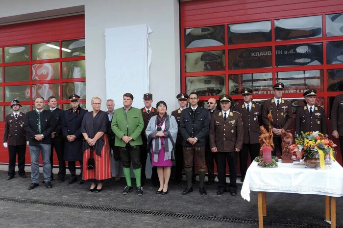 Die Zweite Landtagspräsidentin Manuela Khom, Pfarrer Martin Schönberger, Bürgermeister Andreas Kühberger, Bürgermeister Ronald Schlager, Vizebürgermeister Conny Frühwirt, Vizebürgermeister Alfred Maier, Stadt- und Bezirkspolizeikommandant Karl Holzer, Feuerwehr-Ehrenmitglied Erwin Puschenjak, Bereichsfeuerwehrkommandant Manfred Harrer, Bereichsfeuerwehrkommandant-Stellvertreter Johann Diethart gaben sich unter anderem die Ehre.