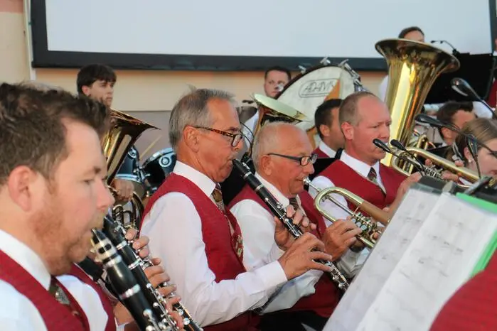 Nach dem eindrucksvollen Konzert fand mit der Hohenburger Brass Buebi XXL ein gemütlicher Ausklang statt. Bestens versorgt wurden die Besucher aus der Küche von Kirchenwirt Stadtegger mit kulinarischen Schmankerln und erfrischenden Getränken.