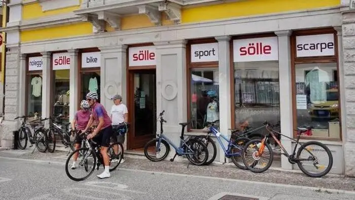 Ein Geschäft vor dem Fahrräder stehen