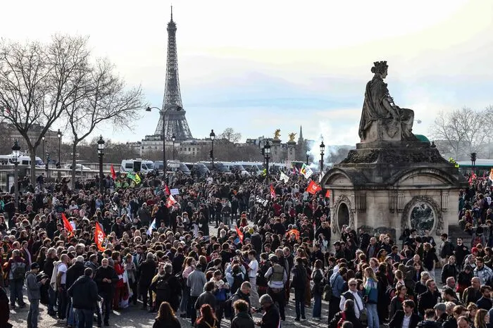 Das Vorhaben kann theoretisch noch durch ein Misstrauensvotum gekippt werden. Bei Protesten gegen die Reform wurden am Donnerstagabend in Paris 217 Menschen festgenommen.
