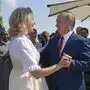 Am 18. August 2018 tanzte Karin Kneissl als Außenministerin mit Wladimir Putin. Er brachte glitzernde Geschenke.