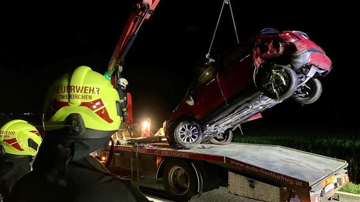 Die Feuerwehr barg das Unfallauto