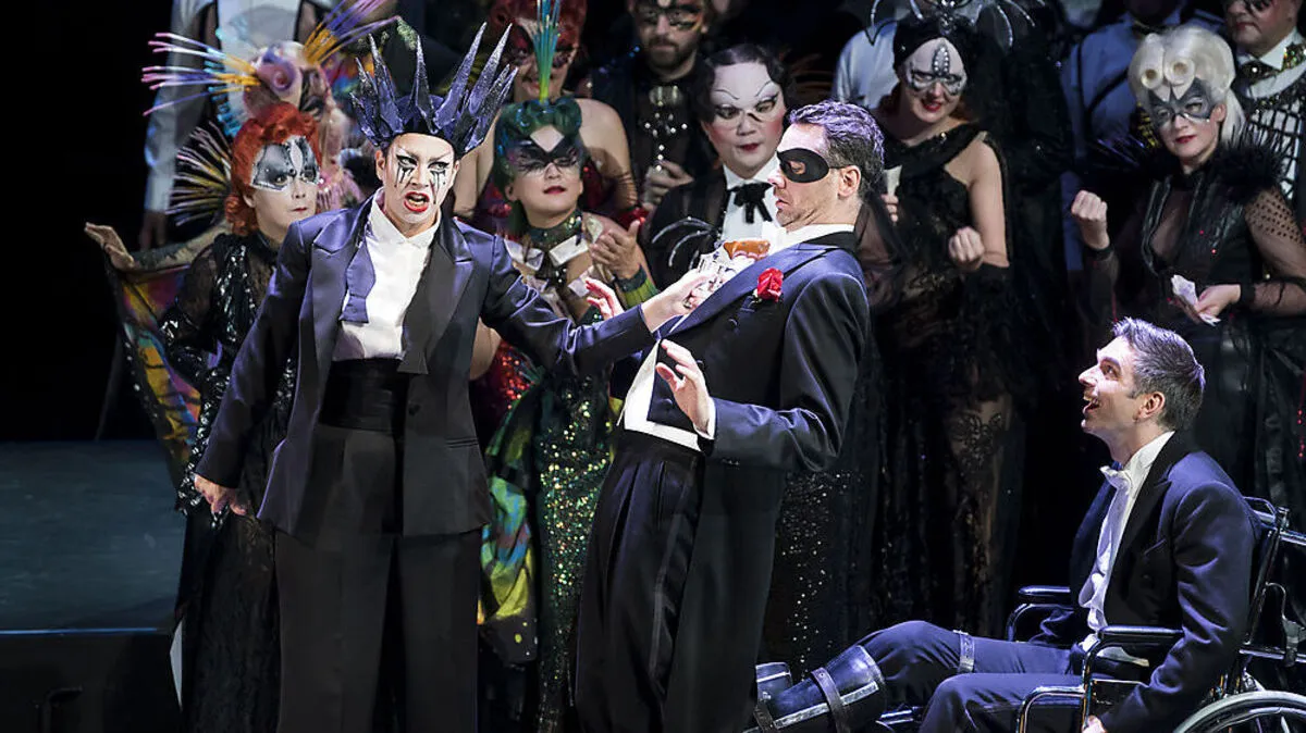 Anna Brull (Orlofsky), Alexander Geller (Eisenstein) und Ivan Orescanin (Dr. Falke) in der "Fledermaus"