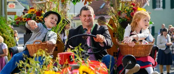 Umzüge mit prachtvoll geschmückten Wagen sind fester Bestandteil der südsteirischen Erntedank- und Weinlesefeste