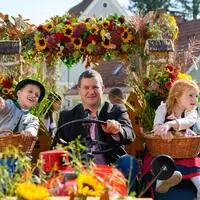 Umzüge mit prachtvoll geschmückten Wagen sind fester Bestandteil der südsteirischen Erntedank- und Weinlesefeste