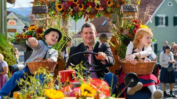 Umzüge mit prachtvoll geschmückten Wagen sind fester Bestandteil der südsteirischen Erntedank- und Weinlesefeste