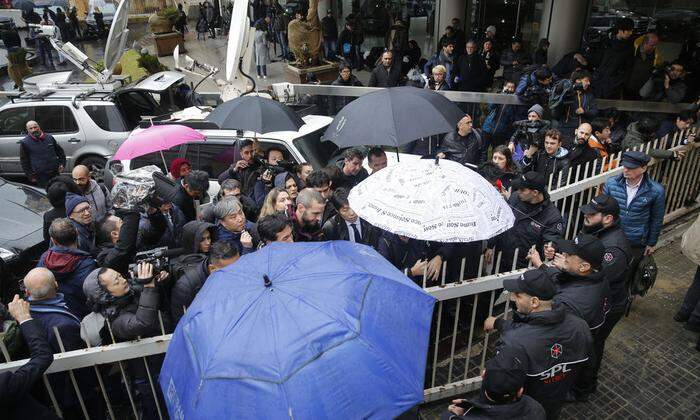 Großer Andrang: Sicherheits-Check für Journalisten vor Ghosns Pressekonferenz