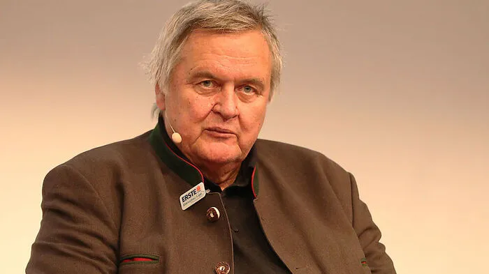 Karl Safron bleibt vorerst EBEL-Präsident