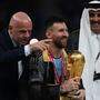 Lionel Messi im Bischt, wie das arabische Kleidungsstück heißt