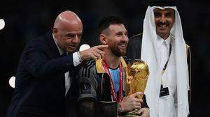 Lionel Messi im Bischt, wie das arabische Kleidungsstück heißt