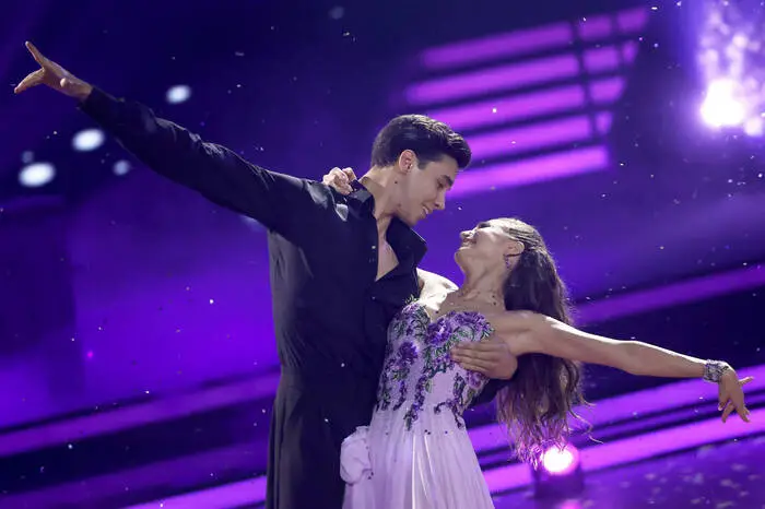 Nach dem Tanz gab es wieder 30 Punkte für die beiden. Noch nie sind in einem Finale von „Let‘s Dance“ die Zehner-Kellen so oft nach oben geschnellt. 