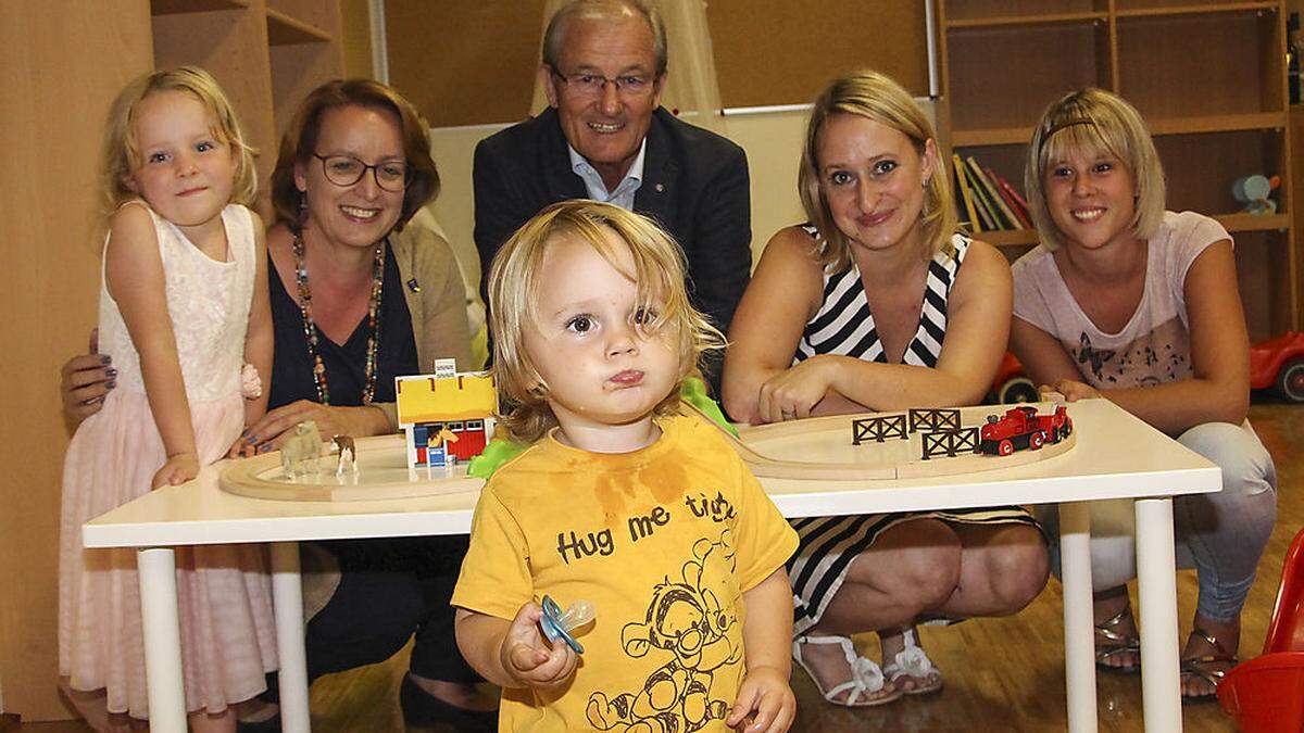 Emilia Castellani, Christiane de Piero, vorne Ferdinand Koch, Walter Kohlmaier (Kiwanis Club), Céline Castellani und Maria Hirschmann