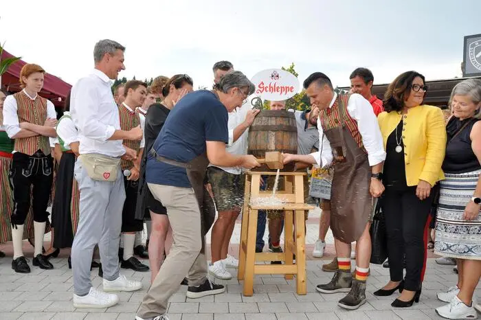 Pünktlich um 18 Uhr erfolgte der traditionelle Bieranstich durch Bürgermeister Thomas Wuksch