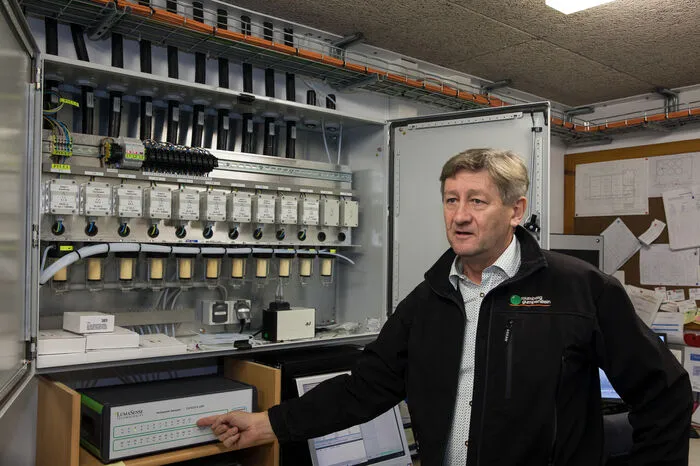 Eduard Zentner (rechts) leitet die Abteilung Stallklimatechnik und Nutztierschutz