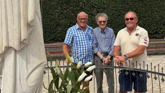 Alois Leidorfer,  Herbert Fuchs und Herbert Fuik strichen anlässlich des 25-jährigen Jubiläums die Kreuze am Kreuzweg in Medjugorje neu