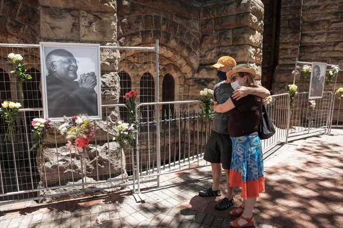 Bereits zu Mittag waren auf TV-Bildern Menschen zu sehen, die Blumen vor Tutus Denkmal in Kapstadt Waterfront niederlegten.