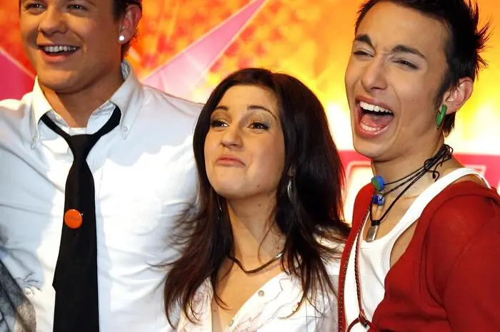 Tom Neuwirth verbrachte seine Kindheit in Bad Mitterndorf. 2006 nahm er an der Castingshow "Starmania" teil und wurde im Finale Zweiter hinter Nadine Beiler.