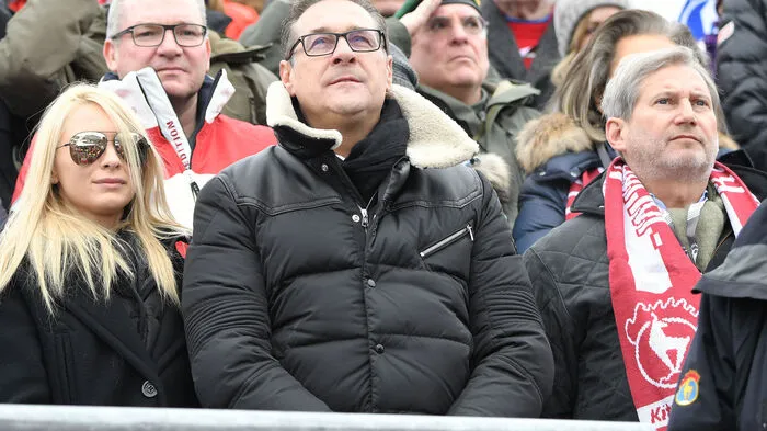 Vizekanzler Heinz-Christian Strache (FPÖ) mit Ehefrau Philippa und EU-Kommissar Johannes Hahn
