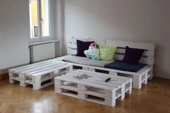 einer Liegeecke aus Paletten und...
