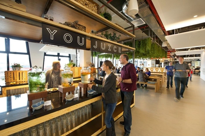 Für Essen und Trinken müssen die 600 "Googler" in München nichts bezahlen. Neben zwei größeren Speisebereichen finden sich im Gebäudekomplex auch viel so genannte "Micro Kitchen".