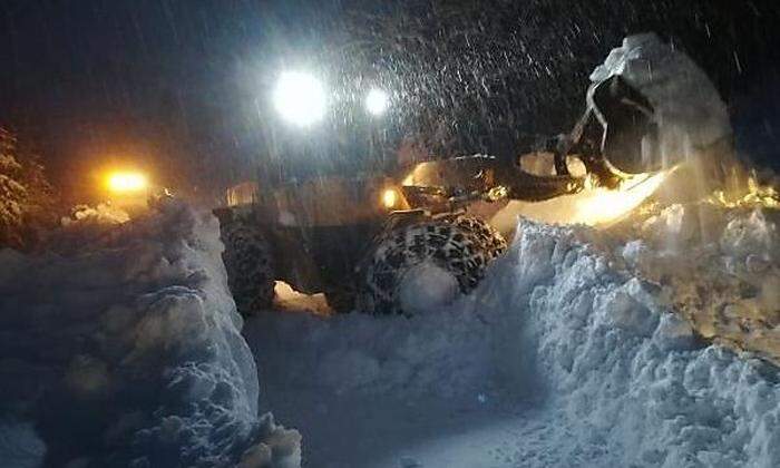 Bei Wildalpen wurde eine Straße von den Schneemassen befreit