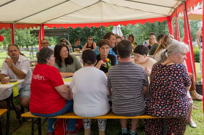 Familienmitglieder, Klienten und Mitarbeiter der Caritas waren bei der Feier dabei.