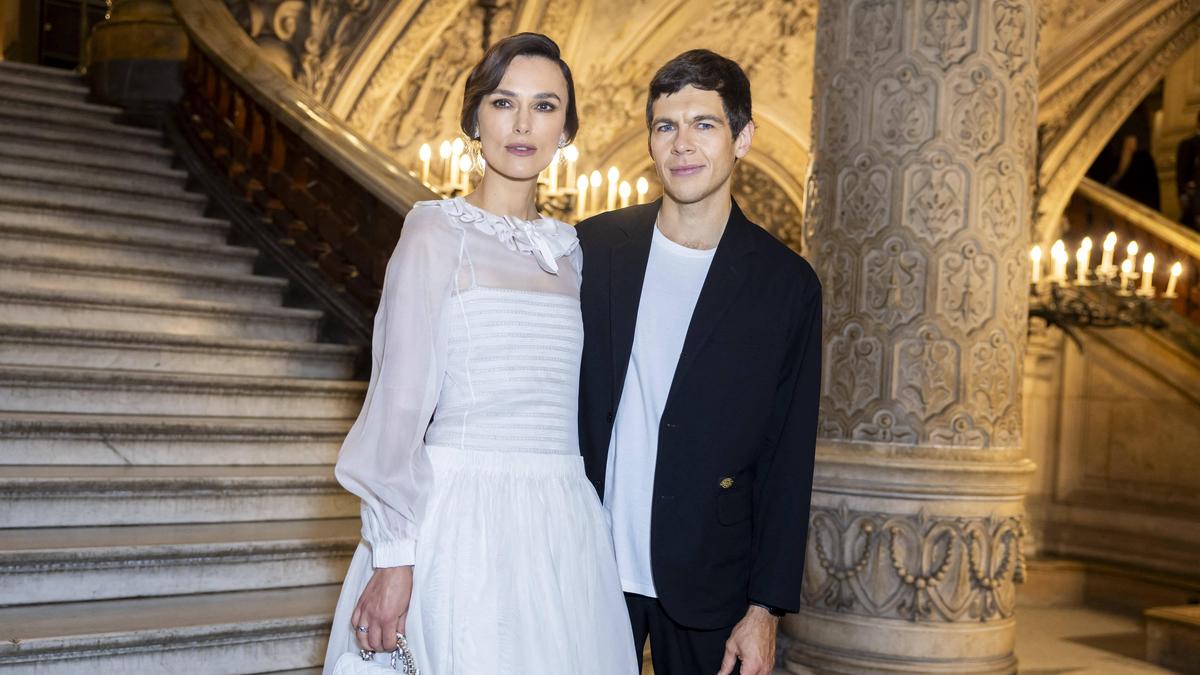 Keira Knightley mit Ehemann James Righton bei der Chanel Haute Couture Show in Paris