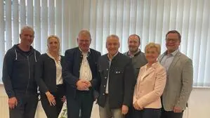 ÖVP und FPÖ haben sich in Scheifling auf eine Zusammenarbeit geeinigt. Darauf gibt es auch einen Handschlag von Thomas Auer und Gottfried Reif (Mitte rechts) 
