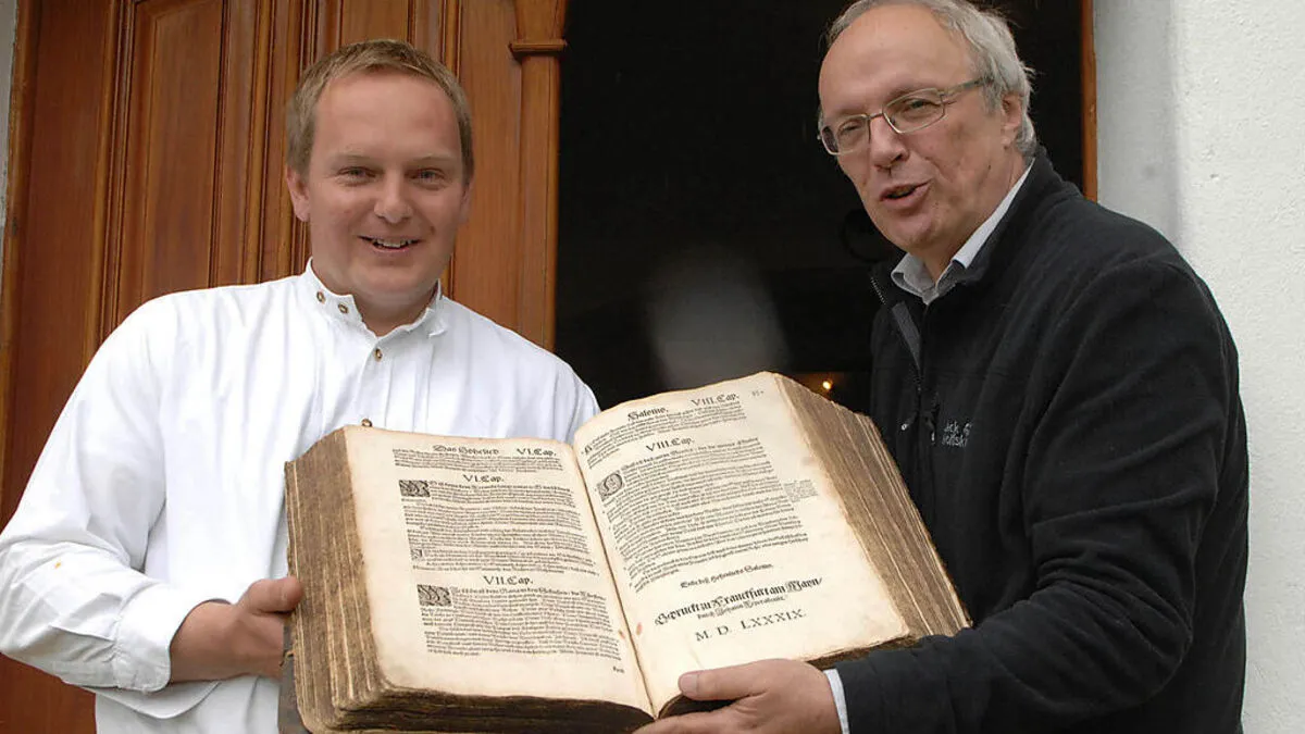 Raimund Meierhofer und Bischof Michael Bünker (von links)