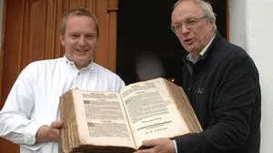 Raimund Meierhofer und Bischof Michael Bünker (von links)