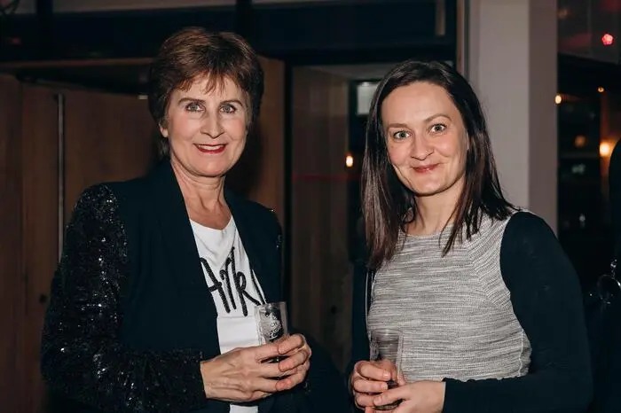 Die ehemalige Chefredakteurin der Kleinen Zeitung, Antonia Gössinger mit Eva-Maria Scharf, Teamleiterin der Regionalredaktion Villach