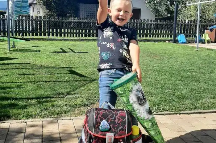Luca hat sich schon sehr lange auf die Schule gefreut. Jetzt ist es endlich soweit, der 1. Schultag nach 4 Stunden Unterricht in der VS Lind/Spielberg. Hier können Sie ihre Bilder hochladen!