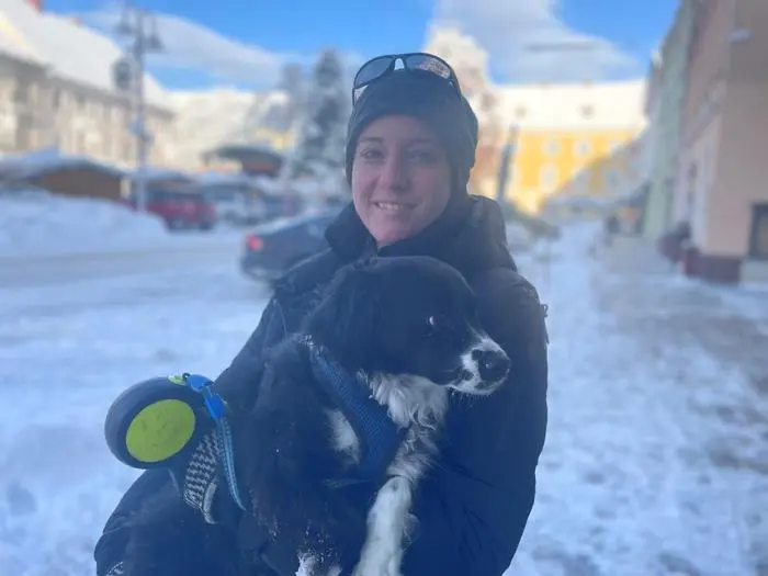 Gut gewärmt: Mariella Payer mit Hündchen Aria