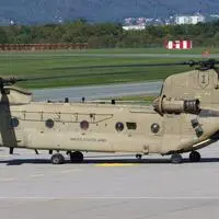 Eine Boeing CH-47F Chinook am Flughafen Graz: Der Transporthubschrauber der US-Armee war zuletzt in Rumänien unterwegs und flog mit Tankstopp zurück nach Deutschland