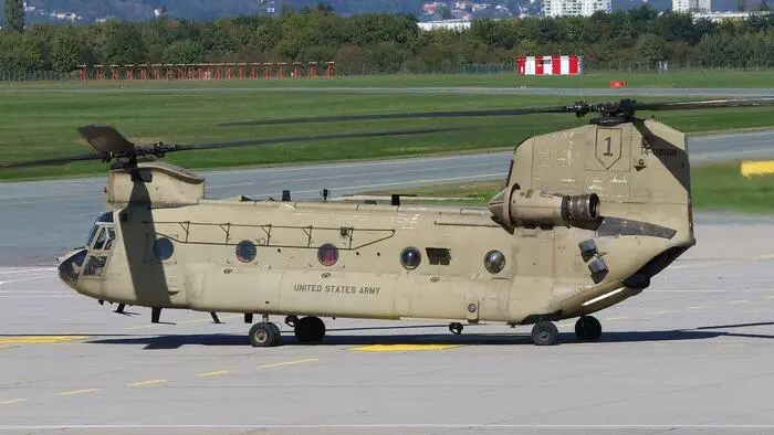Eine Boeing CH-47F Chinook am Flughafen Graz: Der Transporthubschrauber der US-Armee war zuletzt in Rumänien unterwegs und flog mit Tankstopp zurück nach Deutschland