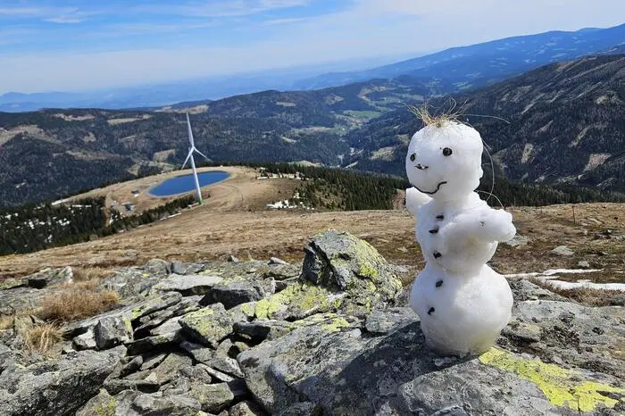 Der letzte Schneemann für diesen Winter blickt über den Speichersee am Salzstiegl. Lange wird er es wohl nicht mehr aushalten, denn bei diesen hohen Temperaturen auf der Alm wird er gleich dahinschmelzen, wie uns Franz Scheicher aus Köflach berichtet.