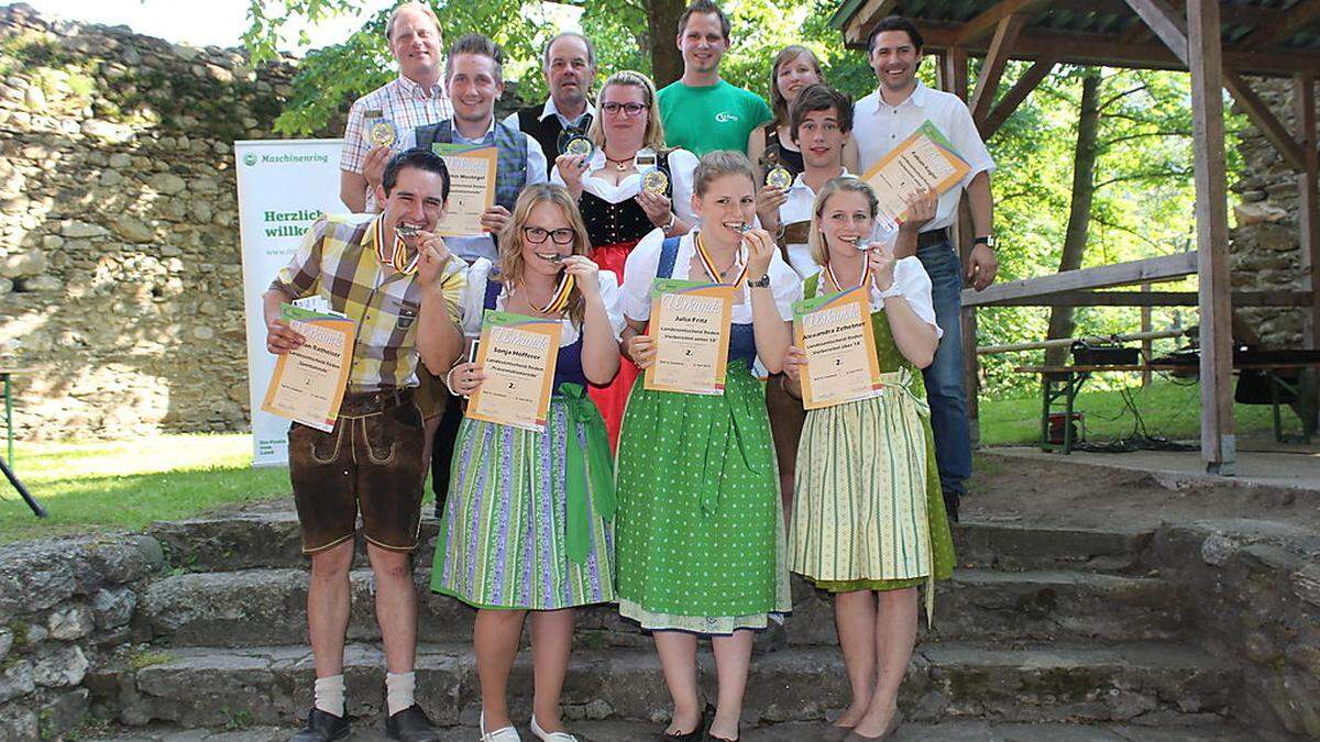 Die stolzen Gewinner des „Jugend am Wort“-Wettbewerbes am Bad St. Leonharder Schlossberg mit den Ehrengästen, die die Urkunden verliehen