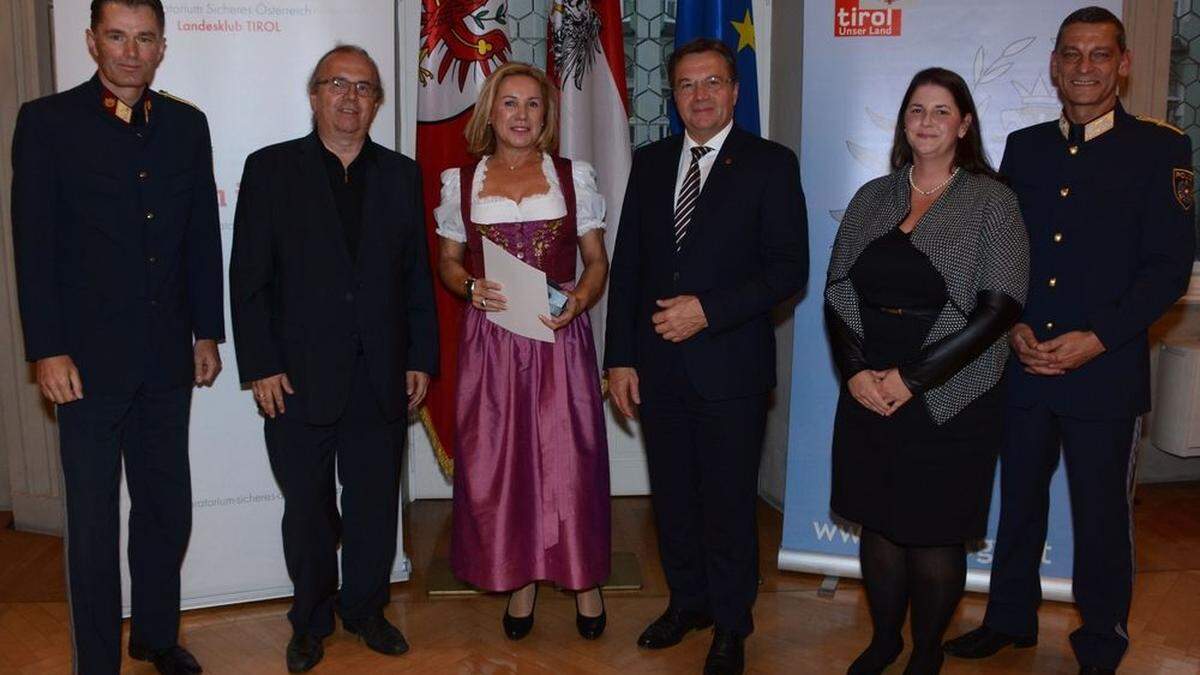 Silvester Wolsegger, Hermann Petz, Helene Moser, Landeshauptmann Günther Platter, Bezirkshauptfrau Olga Reisner und Landespolizeidirektor Helmut Tomac