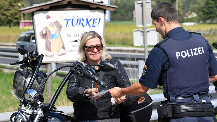 Die Polizei kontrolliert die Harleys, die derzeit um den Faaker See für ein Spektakel sorgen