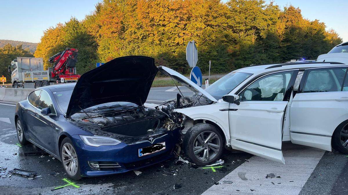 Auf der L 401 bei der Autobahnauffahrt Höhe Bad Waltersdorf kollidierten zwei Fahrzeuge miteinander.