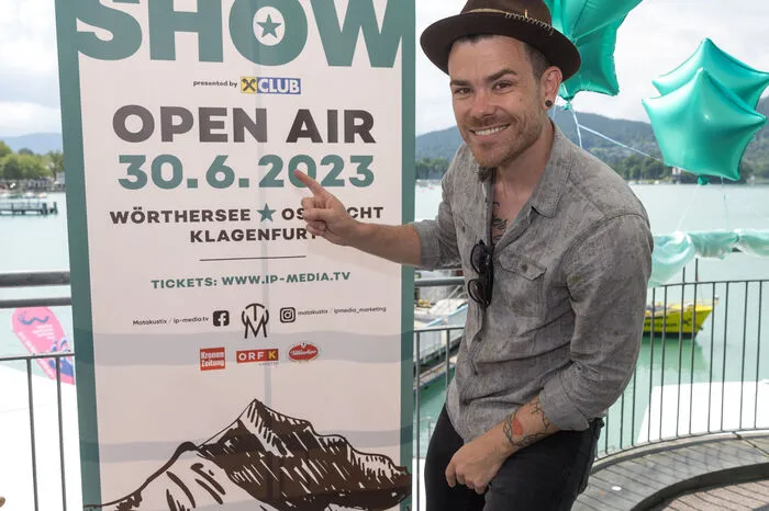 Am 30. Juni beginnt der Konzertreigen in der Wörthersee-Ostbucht in Klagenfurt mit der Matakustix-Show. Frontman Matthias Ortner verspricht den Kollegen, die nach ihm dran sind: "Ich werde die Bühne nicht abreißen." In der garantiert schrägen Show sind auch Semino Rossi, die Poxrucker Sisters und die Singgemeinschaft Oisternig zu Gast.