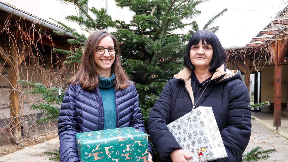 Die stellvertretende Leiterin des VinziTels, Greta Fleck, und die Ehrenamtliche Brigitte Zimmermann feiern seit Jahren mit den Bewohnerinnen und Bewohnern Weihnachten