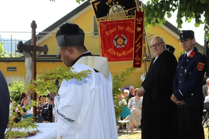Der Stadtpfarrer Dieudonné Mavudila-Bunda und der Evang. Lektor Peter Pretner gaben den geistlichen Segen.