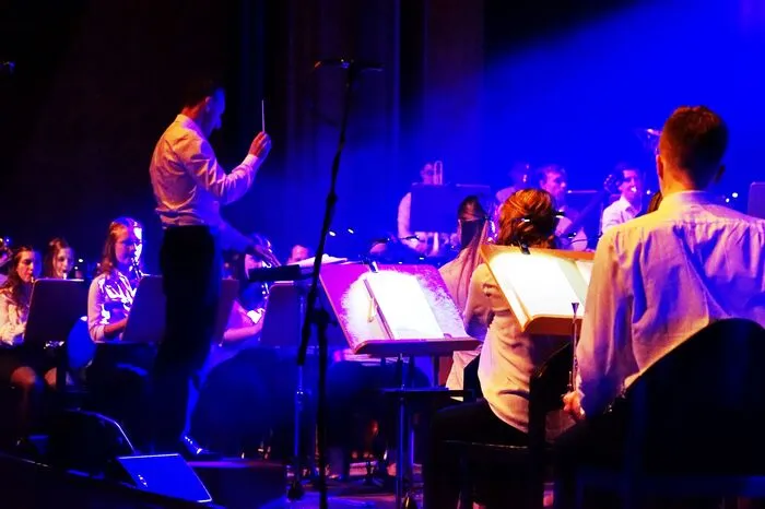 Das Podium wurde bis auf den letzten Quadratmeter genützt, über 70 Musikerinnen und Musiker sorgten für einen grandiosen Abend.