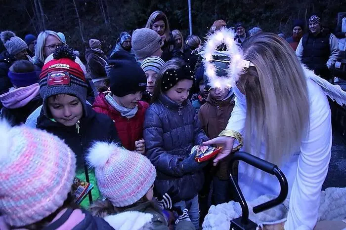 Die Kinder hatten ihre Freude, als das Christkind kam und kleine Geschenke verteilte.
