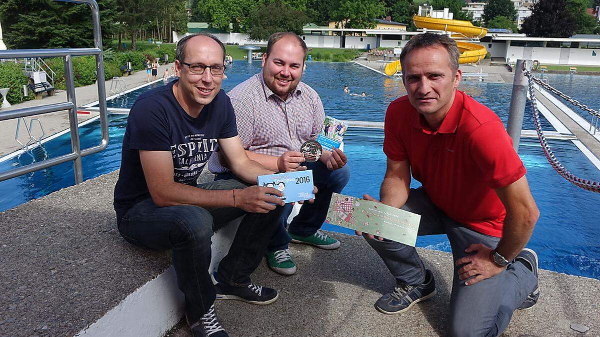 Christian Mayer, Christian Schlagbauer und Gernot Schwimmer (v. l.) mit dem Brucker Ferienpass